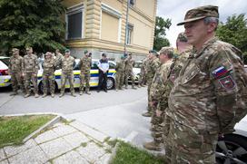 Prelet vojaških letal v podporo in zahvalo zdravstvenim delavcem.