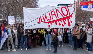 V Novem Sadu protest zaradi napada na študente: Pozivajo k dialogu, nato udarjajo z bejzbolskimi kiji #foto