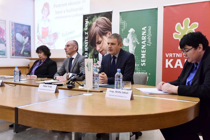 Prva dama DBS Sonja Anadolli (levo) in prvi nadzornik banke Peter Vrisk (v ospredju) februarja letos na novinarski konferenci po uspešno končani prisilni poravnavi Semenarne Ljubljana | Foto: STA ,