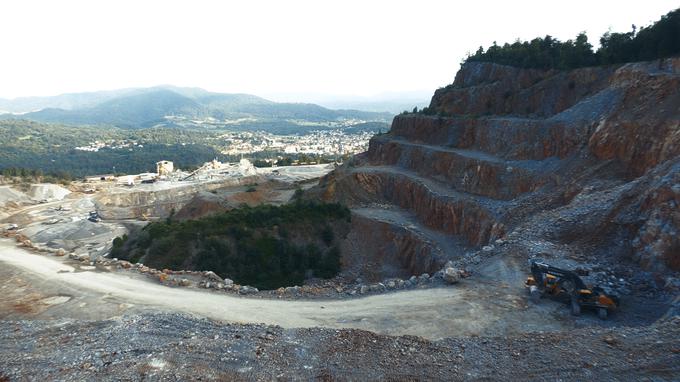 Višinska razlika med vrhom in dnom kamnoloma je skoraj sto metrov. | Foto: Gregor Pavšič