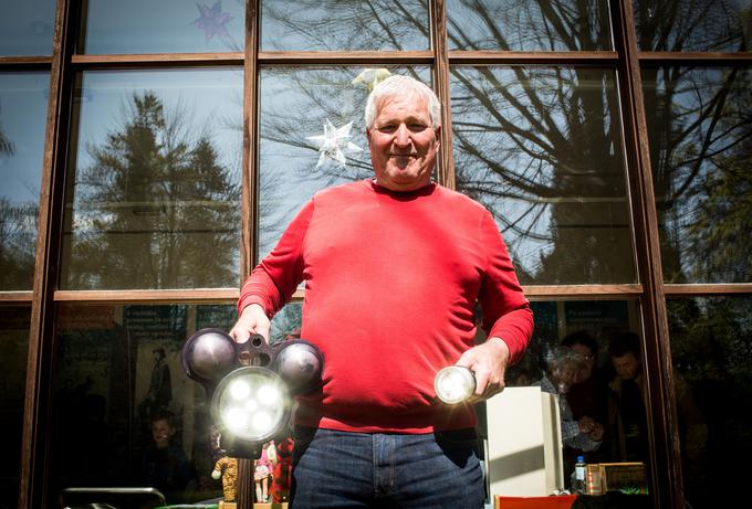 Pevc je predstavil tudi podvodno svetilko za potapljače, ki lebdi v vodi, pri polni moči sveti kar tri ure in je petkrat močnejša kot običajne svetilke. | Foto: Vid Ponikvar