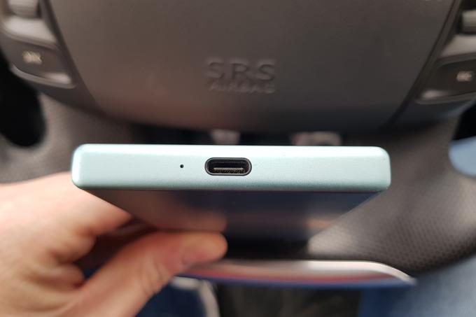 Baterija se pri pametnem telefonu Sony Xperia XZ1 Compact polni prek priključka USB-C. Da se z ničle napolni do sto odstotkov, bo treba počakati okrog dve uri.  | Foto: Matic Tomšič