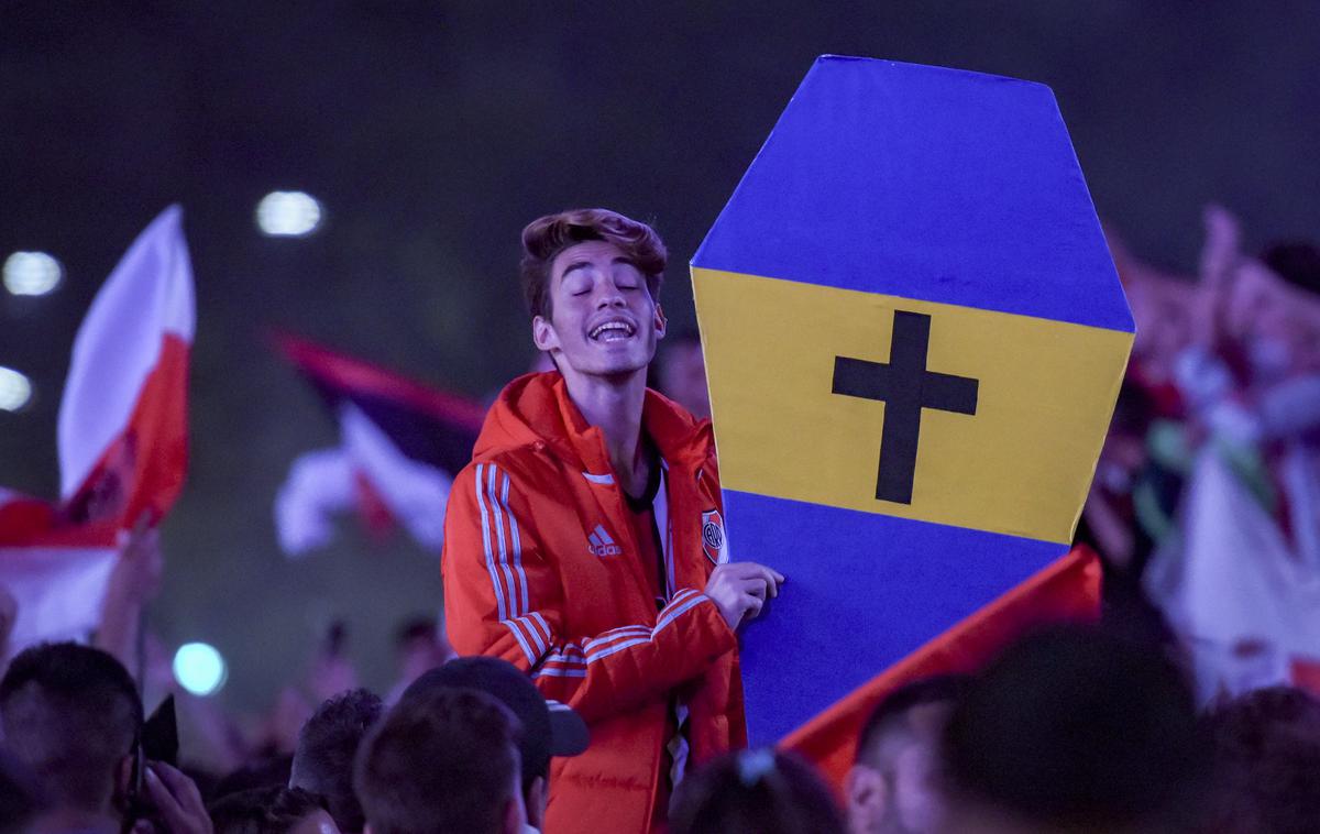 River Plate Boca Juniors | Navijač River Plata si je dal duška po zmagi nad največjim sovražnikom in v rokah nosil "krsto" Boce Juniors. | Foto Guliver/Getty Images