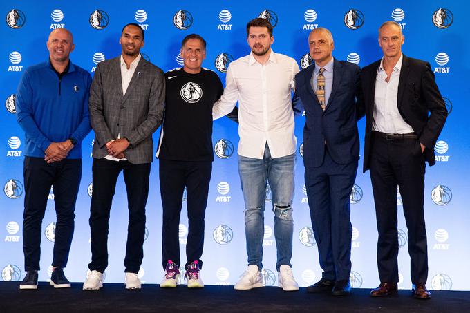 Od leve proti desni: trener Jason Kidd, generalni menedžer Nico Harrison, lastnik Mark Cuban, Luka Dončić, zdajšnji agent LD77 Bull Duffy in nekdanji agent LD77 Enrique Villalobos. | Foto: Grega Valančič/Sportida