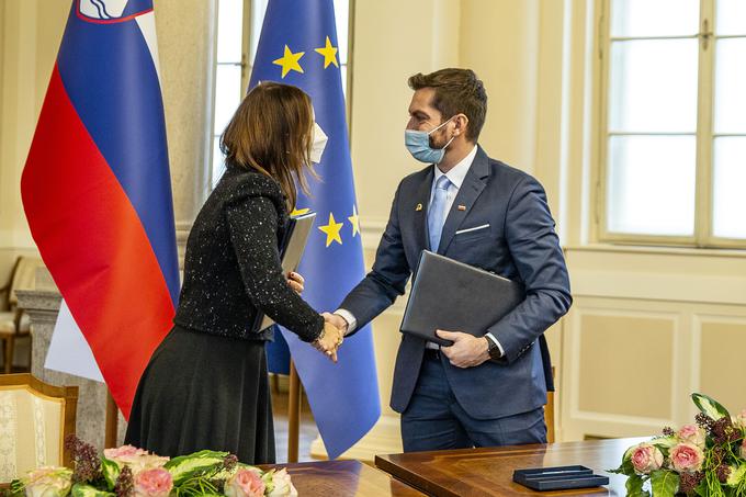 Podpredsednica Googla za vladne zadeve ter javno politiko za območje Evrope Annette Kroeber-Riel in minister za digitalno preobrazbo Mark Boris Andrijanič ob podpisu memoranduma, na podlagi katerega bo Google v naslednjih dveh letih v Slovenijo investiral 2,5 milijona evrov za pomoč pri digitalni preobrazbi. | Foto: Ana Kovač