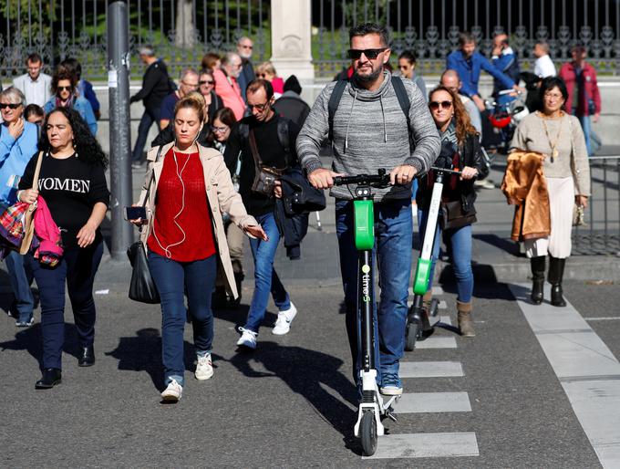 Države počasi posodabljajo zakonodajo in v njo vključujejo pravila za električne skiroje. | Foto: Reuters