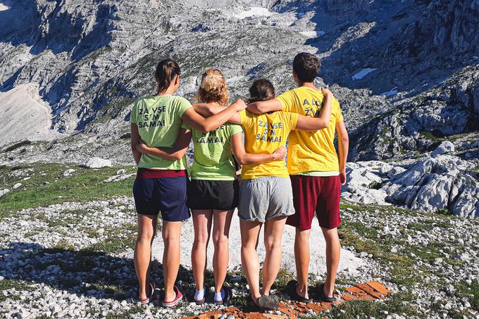 Za vse s'm sama. A lohk ž'vim. Posrečena napisa na majicah oskrbniške ekipe, ki je med obiskovalci vedno znova zbujata nasmeh. | Foto: Alenka Teran Košir