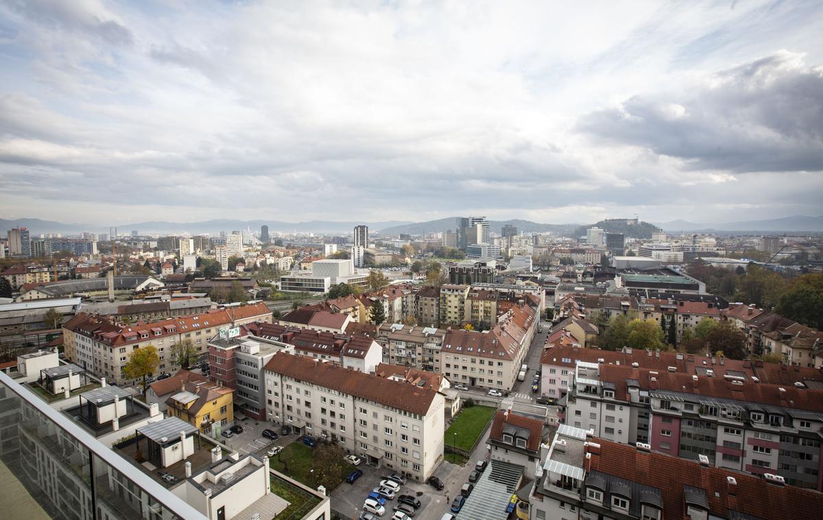 Center Bellevue. nepremičnine stanovanje stanovanja ljubljana | Štirje kupci novogradenj so mlajši od 20 let. V povprečju so za novozgrajeno stanovanje odšteli približno pol milijona evrov. Za ta denar so v povprečju dobili 166 kvadratnih metrov neto velike domove ter za 46 kvadratnih metrov parkirnih površin. Kredita za nakup ni potreboval nihče. | Foto Bojan Puhek