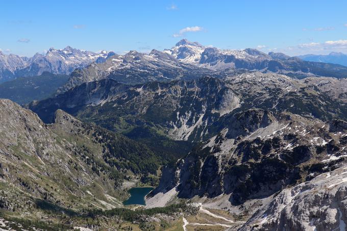 Pogled z vrha Krna na Krnsko jezero in Triglav v ozadju. | Foto: Matej Podgoršek