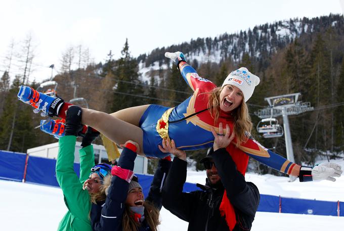 Od belega cirkusa se je poslovila januarja 2018, ko se je še zadnjič zapeljala po progi svetovnega pokala. Za slovo je izbrala Cortino, smučišče, kjer je leta 2006 dosegla svojo prvo zmago v svetovnem pokalu. | Foto: Reuters