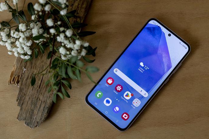 Galaxy A55 5G | Samsung Galaxy A55 5G je zmogljivejši od dveh članov Samsungove letošnje družine pametnih telefonov Samsung Galaxy A. | Foto Ana Kovač