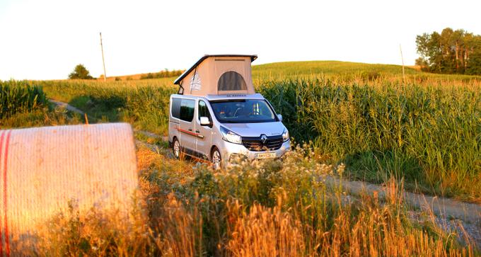 Tak kombi lahko praktično kjerkoli v nekaj minutah postane prenočišče za mlajšo družino ali posameznika na potovanju. | Foto: Gregor Pavšič