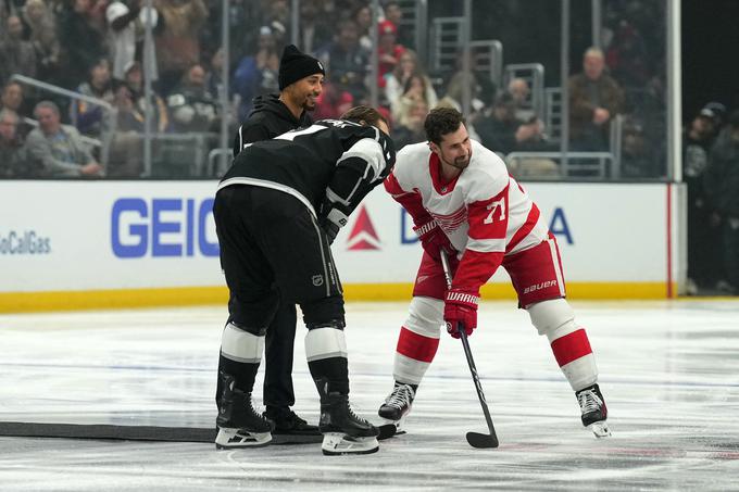 Na začetku srečanja v Los Angelesu je Anžetu Kopitarju (LA Kings) in Dylanu Larkinu (Detroit) plošček vrgel zvezdnik NFL-moštva Los Angeles Raiders Mookie Betts. | Foto: Reuters