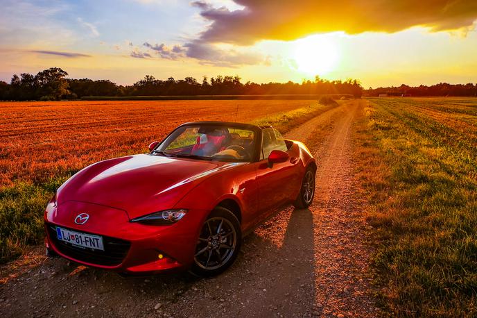 Mazda MX 5 | Mazda MX-5 se je v zadnjem desetletju avtomobilski evoluciji prilagodila ravno toliko, kot je bilo nujno potrebno. Raje manj, kot preveč. In zato je ostala eden najbolj neposrednih avtomobilov v svojem cenovnem razredu. | Foto Gregor Pavšič