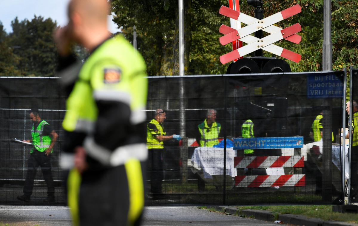 Nizozemska, železniška nesreča | Ženska je otroke prevažala na posebnem kolesu, ki ima pred krmilom prostor za prevoz tovora. | Foto Reuters