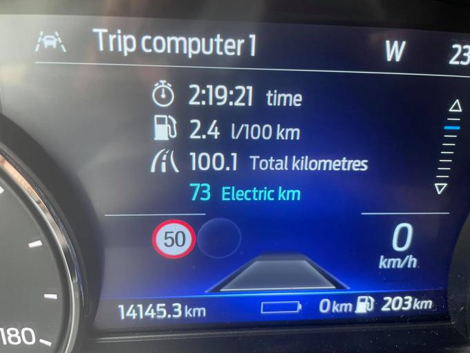 Po prevoženih sto kilometrih: 73 kilometrov je bilo električnih, poraba bencina v nadaljnih 27 kilometrih pa 2,4 litra. | Foto: Gregor Pavšič