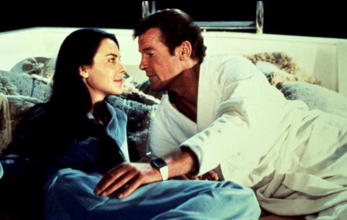 Roger Moore in Carole Bouquet v prizoru iz filma Samo za tvoje oči. | Foto: 