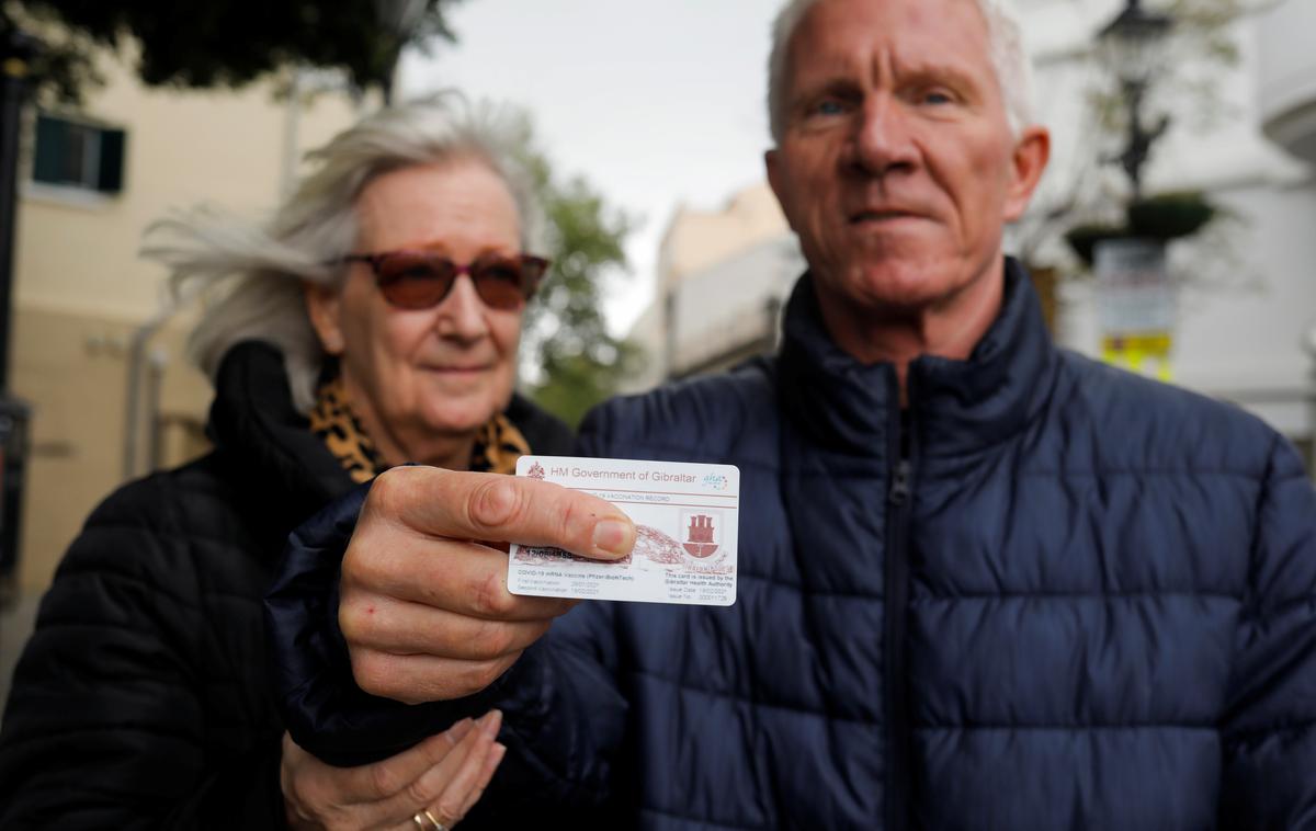 Gibraltar cepljenje covid koronavirus | Prebivalec Gibraltarja s potrdilom o cepljenju | Foto Reuters