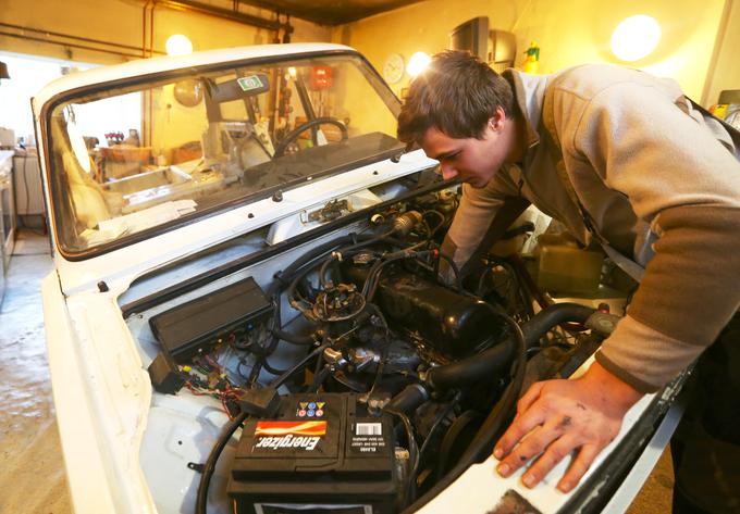 Prezljevo lado poganja 1,7-litrski bencinski motor z vbrizgom goriva, kar je bila pri karavanski ladi najmočnejša in najbolj izpopolnjena različica motorja. Ta zmore slabih 80 "konjev", moč pa se prenaša na zadnji par koles. | Foto: Gregor Pavšič