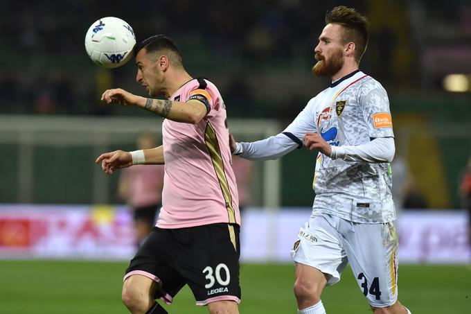 Pri Lecceju že nastopa Žan Majer, ki bi lahko v kratkem podaljšal sodelovanje do leta 2022. Tako se je v serie B potegoval za žogo z Makedoncem Ilijo Nestorovskim (Palermo). | Foto: Guliverimage/Getty Images