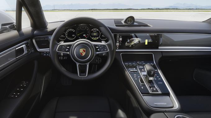 Del serijske opreme so 21-palčna platišča v slogu modela 911 turbo in visokozmogljive kompozitne zavore s karbonsko-keramičnimi koluti (Porsche ceramic composite brake). Za najzahtevnejše poslovneže bo od začetka na voljo tudi različica Executive s 15 centimetrov daljšim medosjem za še več prostorskega razkošja v slogu štirivratnega elitnega potovalnika gran turismo.  | Foto: Porsche