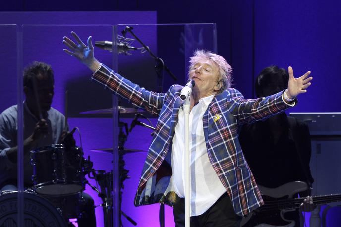 Rod Stewart | Kot samostojni glasbenik je Stewart objavil več kot 30 albumov, s katerimi je dosegel več kot 120-milijonsko prodajno naklado po svetu. Leta 2005 je prejel nagrado grammy za najboljši album popularnih standardov Stardust: The Great American Songbook Volume III, uvrščen je tudi v dvorano slavnih rock and rolla. | Foto Guliverimage