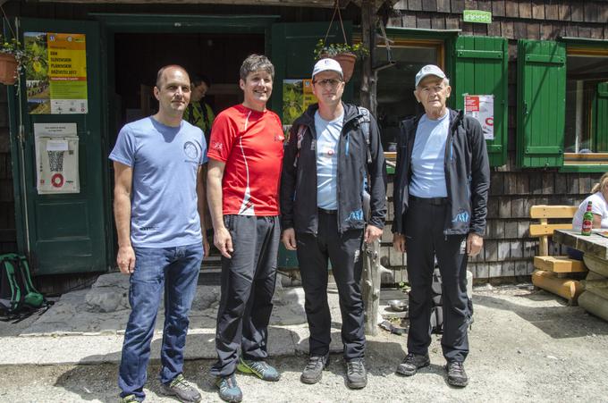 Dobrodošlico so udeležencem zaželeli predsednik Planinske zveze Slovenije Bojan Rotovnik (drugi z desne), ponosen, da se je na slovenskem planinskem prazniku zbralo toliko planincev. To je svojevrstna potrditev, da je planinska organizacija ena največjih nevladnih in športnih organizacij v Sloveniji. Predsednik Meddruštvenega odbora PD Gorenjske France Benedik je zbranim zaželel prijetno druženje na Gorenjskem. Predsednik PD Tržič Uroš Ahačič (prvi z leve) je bil navdušen nad množico, kakršne Dom pod Storžičem še ni doživel, župan Občine Tržič Borut Sajovic (v rdeči majici) pa je pozdravil planinsko Slovenijo in dogodek označil za lepo promocijo ene večjih slovenskih občin.  | Foto: Matjaž Šerkezi/PZS