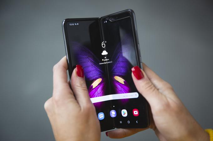 Prvo, kar opazimo pri zaslonu odprtega telefona Samsung Galaxy Fold (pravzaprav je to nemogoče spregledati), je velikost – je skoraj 1,5-krat večji kot spoštovanja vreden veliki zaslon paradnega phableta Samsung Galaxy Note 10.  | Foto: Bojan Puhek