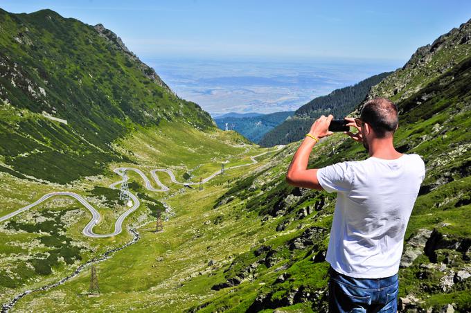 Po eni najlepših cest na svetu ne voziš pogosto. Spomini se beležijo z vidom, fotoaparati in seveda tudi s telefoni. Macan je na njej upravičil sloves zabavnega SUV-ja. | Foto: Ciril Komotar