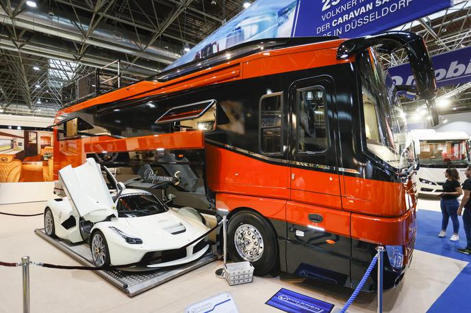 Volkner performance S bivalnik | Volkner je letos v bivalnik performance S vgradil ferrarija la ferrari. Lani so se pri enakem bivalniku pohvalili celo z bugatti chironom. | Foto Dusseldorf Caravaning