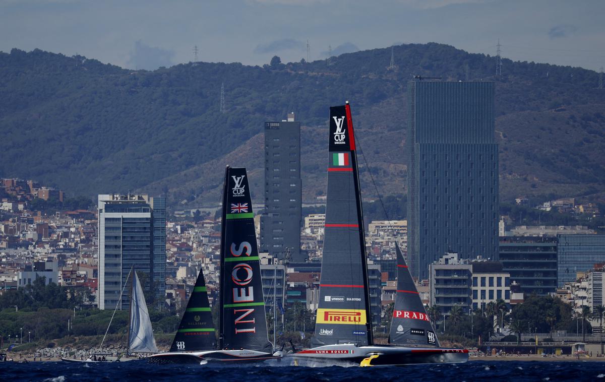 Pokal Amerike, Luna Rossa, Ineos Britannia, Barcelona | Luna Rossa in Ineos Britannia bijeta hud boj v morju pred Barcelono. | Foto Reuters