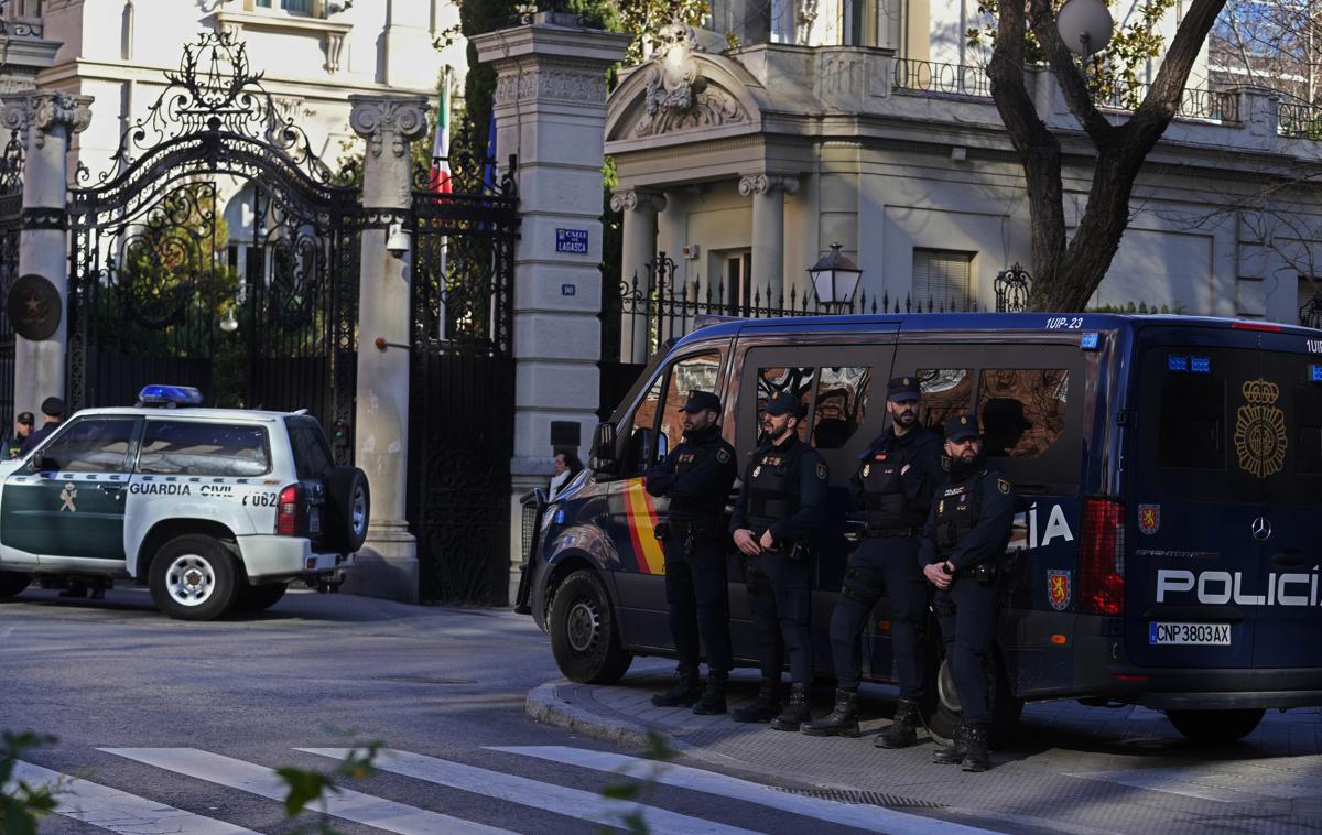 Španija, policija, mafija | Španski policisti pred italijanskim veleposlaništvom v Madridu. | Foto Guliver Image