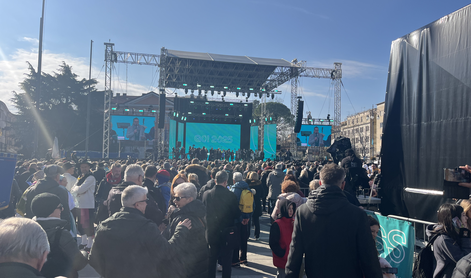 Z železniške postaje v Gorici v soncu krenila kulturna povorka