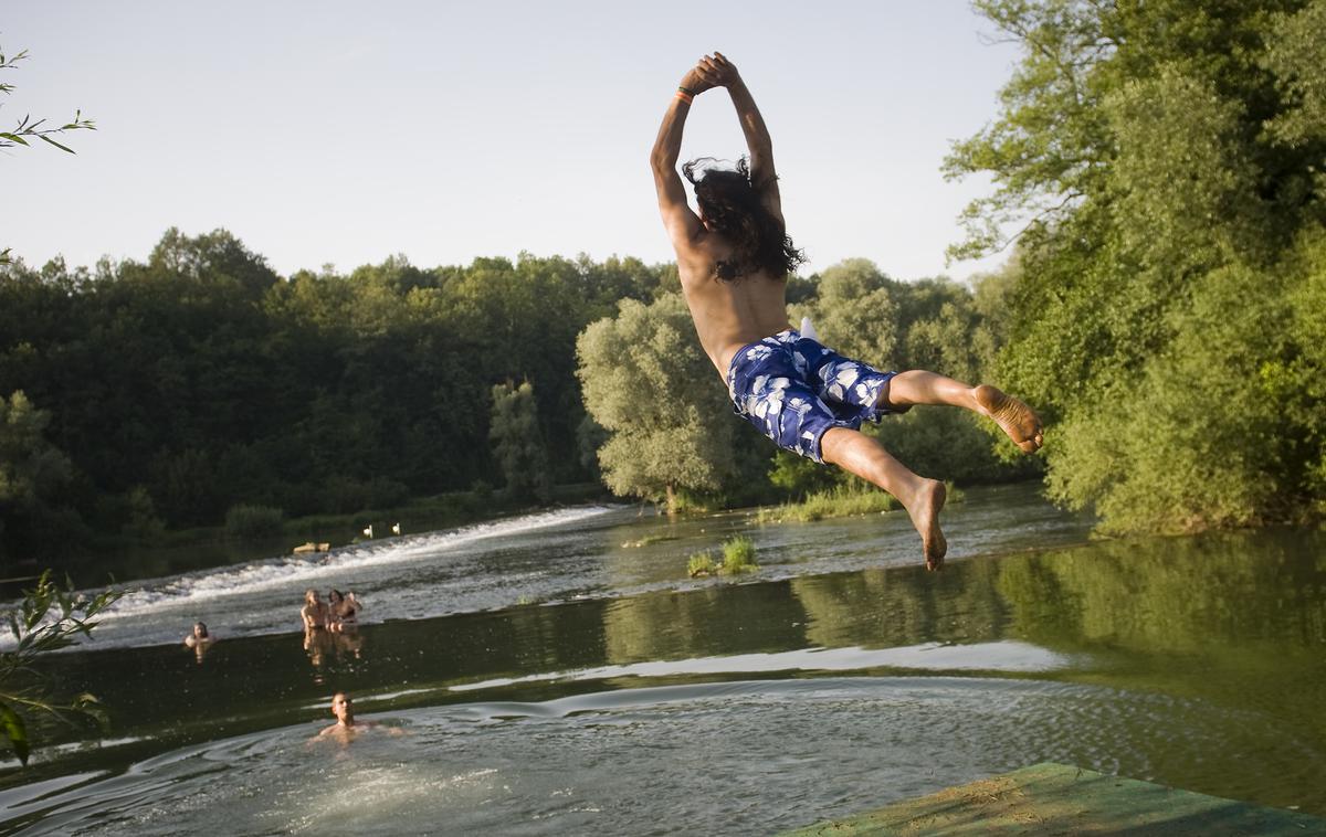 mladi narav otroci poletje | Foto Zaradi vročinskega vala je veliko staršev v dilemi, kako dolgo naj pustijo otroke na prostem in v vročini.