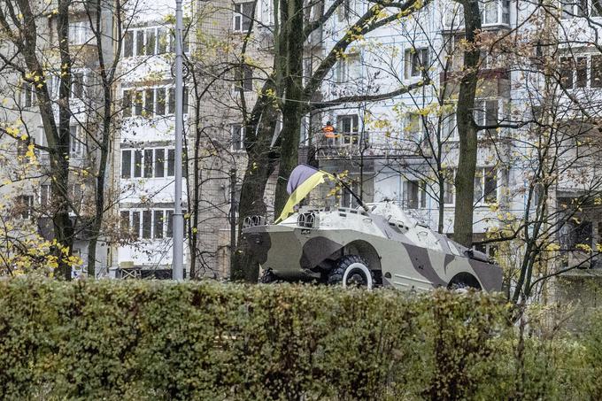 Tank, ki kot spomenik stoji v središču Buče. | Foto: Ana Kovač