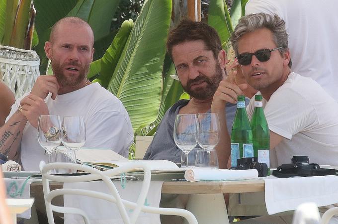 Igralec Oliver Treven in Gerard Butler s še enim prijateljem obedujeta v italijanski restavraciji. | Foto: Profimedia