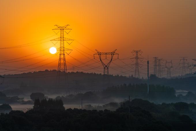 Ukrajina je že decembra 2015 doživela najverjetneje prvi pravi kibernetski napad v zgodovini, ki je izklopil del elektroenergetskega omrežja ter v temo in mraz za nekaj ur pahnil več sto tisoč ukrajinskih gospodinjstev. Še en tak napad se je v Ukrajini zgodil leto dni pozneje. Že takrat so se pojavila ugibanja, da so napada skoraj izvedli zelo sposobni hekerji, ki imajo podporo Kremlja, a da je šlo morda zgolj za pripravo terena. Uradni Kijev je nekaj let pozneje, septembra letos med ukrajinsko protiofenzivo, opozoril, da Rusija v prihajajočih mrzlih mesecih načrtuje množično kibernetsko lomljenje ukrajinske elektroenergetske infrastrukture, pri čemer naj bi se opirala na izkušnje iz napadov v letih 2015 in 2016. Njihova napoved se je izkazala za točno, Rusija zadnja dva meseca in pol namreč neumorno napada ukrajinsko energetiko. | Foto: Unsplash