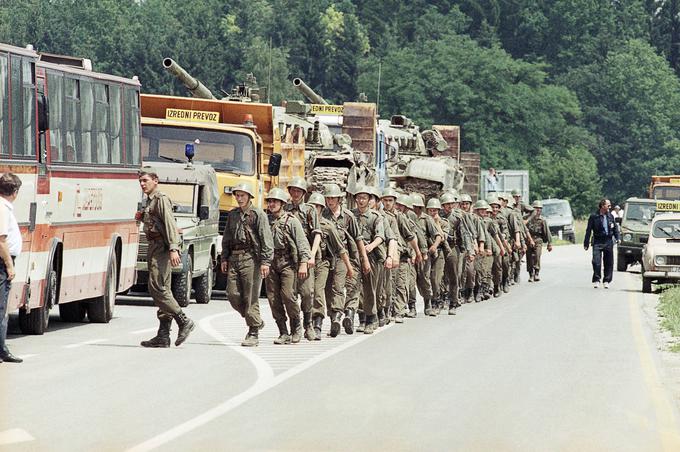 Umik enot JLA z Brnika 4. julija 1991 | Foto: Guliverimage/Vladimir Fedorenko