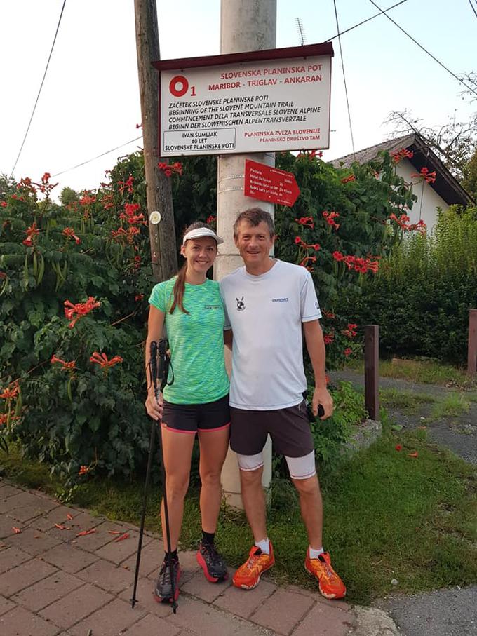 Nova rekorderka v družbi moža, prav tako ultramaratonskega tekača Tonija Venclja, na začetni točki Slovenske planinske poti | Foto: Facebook