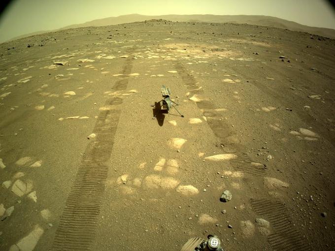 Fotografija helikopterja Ingenuity po tem, ko ga je odložil in zapustil rover Perseverance. | Foto: NASA/JPL-Caltech