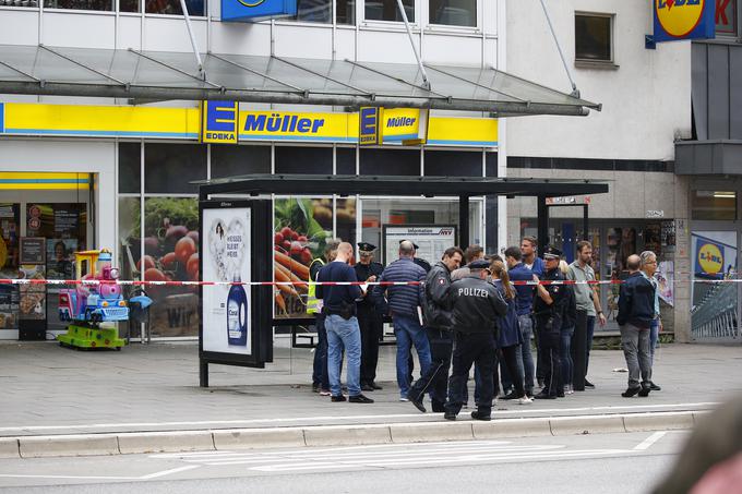 Preiskovalci še vedno niso prepričani, kateri od obeh motivov je bil glavni povod za napad z nožem, v katerem je bil ubit moški, ranjenih pa je bilo šest ljudi. | Foto: Reuters