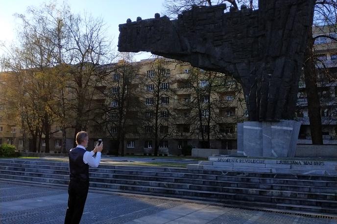 Jordan Peterson, Jordan B. Peterson | Jordan Peterson se je med obiskom Ljubljane ustavil tudi pred spomenikom revolucije na trgu republike. | Foto Žiga Turk