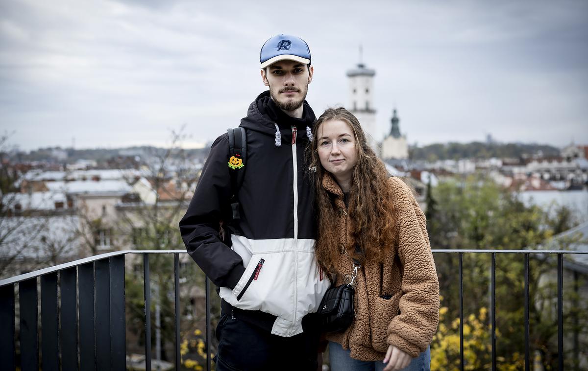 Ilona Kovalenko in Serhiy Nadtochiy | "Bila sva šokirana in vse je bilo zelo nepredvidljivo. Veliko ljudi je prečkalo mejo in zapustilo državo, vendar če si moški, ti to ni dovoljeno," pove Serhij, ki prav zaradi tega razloga ostaja v Ukrajini.  | Foto Ana Kovač