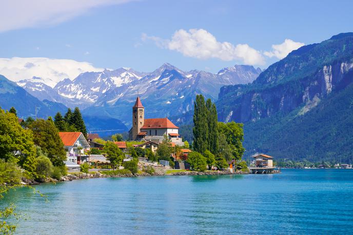 Brienz Švica | Nad Brienzem se dviga gora s približno dvema milijonoma kubičnih metrov kamenja, ki drsi in grozi, da bo zgrmelo v vas. | Foto Shutterstock