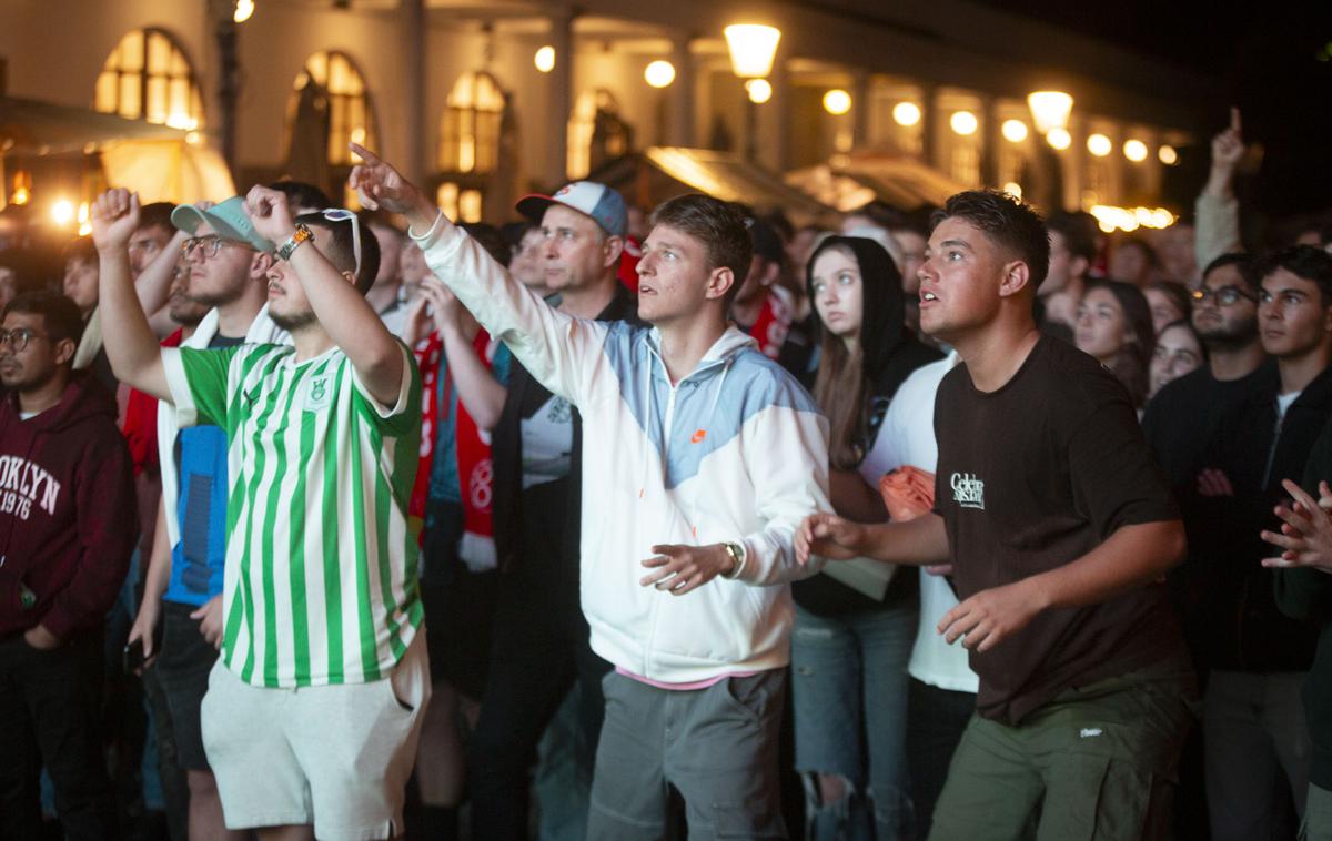 Spremljanje nogometne tekme Slovenija - Portugalska na POgačarjevem trgu v Ljubljani. | Najzvestejši navijači so vztrajali na dežju. | Foto Bojan Puhek