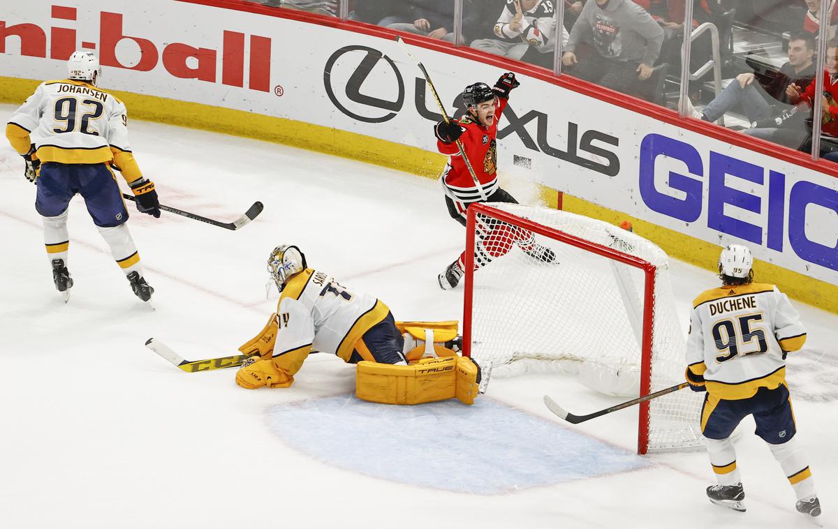 Alex DeBrincat Chicago | Alex DeBrincat je odločil zmagovalca v podaljšku dvoboja v Chicagu. | Foto Reuters