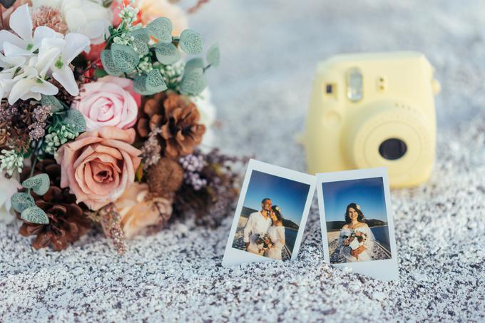 Fotograf naj podpiše pogodbo. Vi pa si za še lepše trenutke omislite polaroidni fotoaparat in ga prepustite svatom. | Foto: Thinkstock