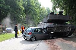 Tank povozil toyoto yaris, voznica se je izmaknila gosenicam