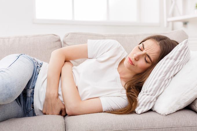 Antibiotiki nam rešujejo življenje, kadar se okužimo s škodljivimi (patogenimi) bakterijami, jemati pa jih moramo skladno z zdravnikovim navodilom. Ob tej terapiji se lahko pojavita neželena učinka, kot sta vodena driska in krči v trebuhu. | Foto: 