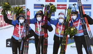 Štafetna tekma Francozinjam, Slovenke v ozadju